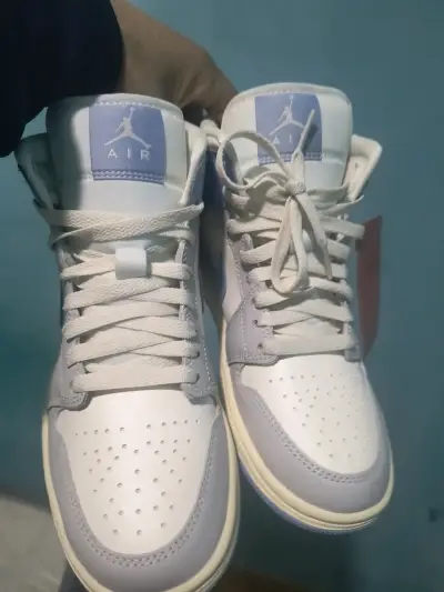 Zapatillas Nike Air Jordan blancas y celestes - miniatura 2