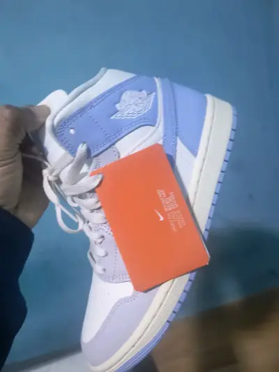 Zapatillas Nike Air Jordan blancas y celestes - miniatura 4