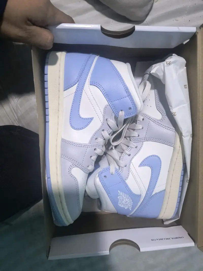 Zapatillas Nike Air Jordan blancas y celestes - 5