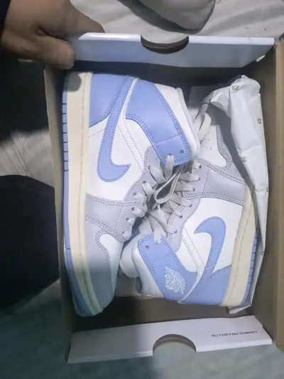 Zapatillas Nike Air Jordan blancas y celestes - miniatura 5