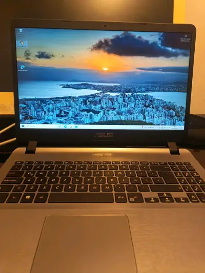 Laptop ASUS con pantalla de 15 pulgadas - miniatura 1