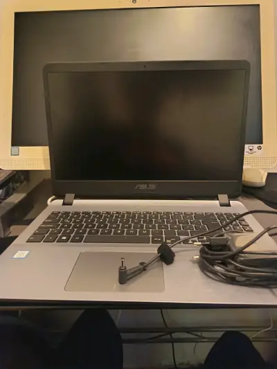 Laptop ASUS con pantalla de 15 pulgadas - miniatura 2