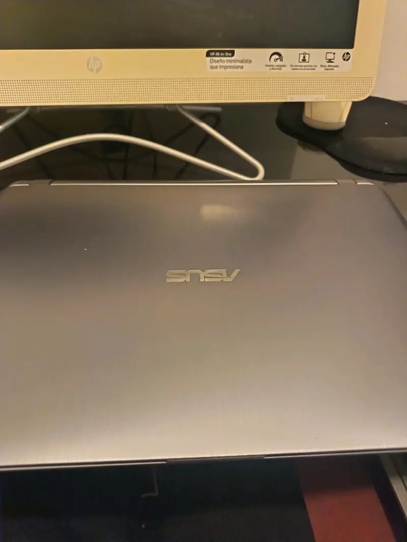 Laptop ASUS con pantalla de 15 pulgadas - 5