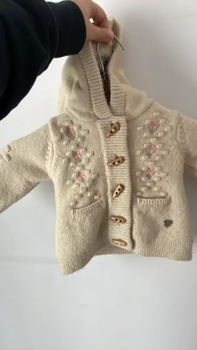 Chaleco de lana para bebé con capucha y botones de madera - miniatura 1