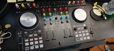 Controlador Traktor Kontrol S4 mk2 con flight case - miniatura 1