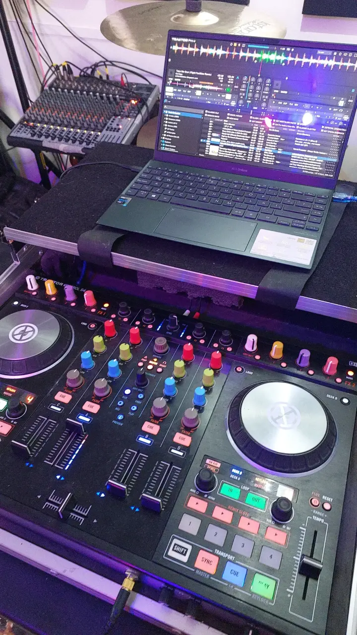 Controlador Traktor Kontrol S4 mk2 con flight case - 2