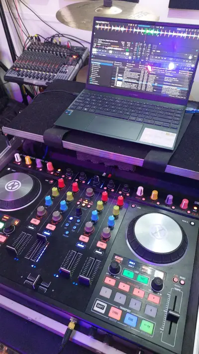 Controlador Traktor Kontrol S4 mk2 con flight case - miniatura 2