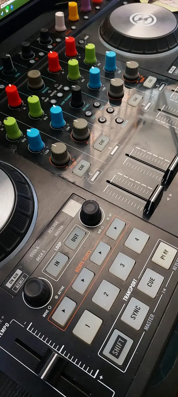 Controlador Traktor Kontrol S4 mk2 con flight case - 5