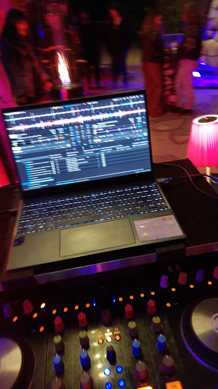 Controlador Traktor Kontrol S4 mk2 con flight case - 6