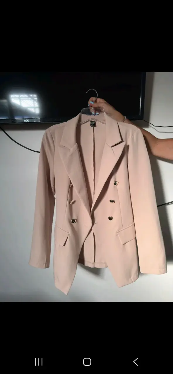 Blazer beige para mujer con botones dorados