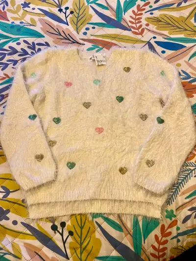 Suéter H&M de peluche con corazones bordados - miniatura 1
