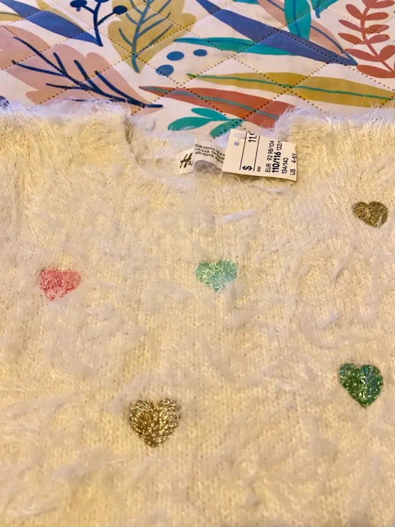 Suéter H&M de peluche con corazones bordados - 2