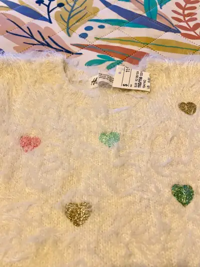 Suéter H&M de peluche con corazones bordados - miniatura 2