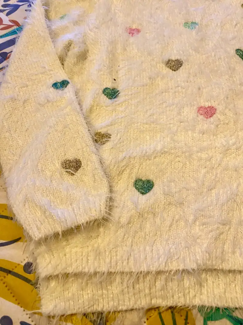 Suéter H&M de peluche con corazones bordados - 3