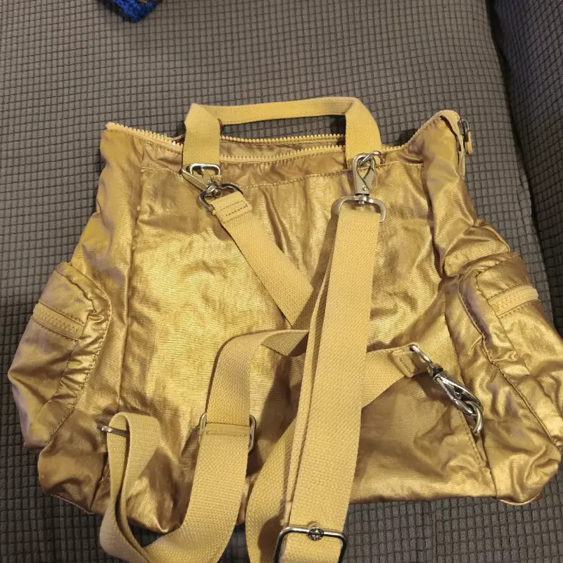 Bolso Kipling dorado con múltiples bolsillos - 3