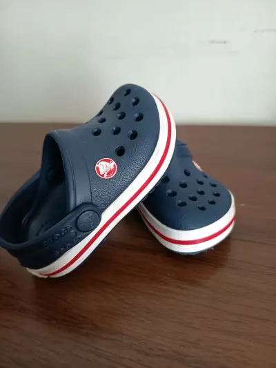 Zuecos para niños azul marino con diseño cómodo - miniatura 1
