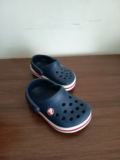 Zuecos para niños azul marino con diseño cómodo - miniatura 2
