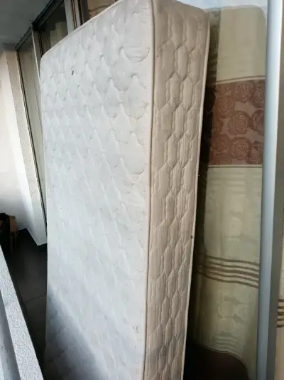 VENDO CAMA DE PLAZA Y MEDIA EN BN ESTADP - miniatura 1