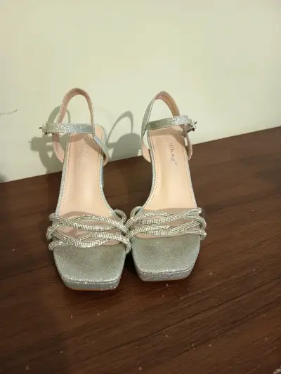 Sandalias de tacón plateadas con brillo - miniatura 1