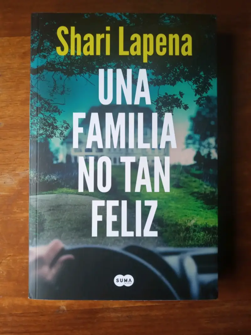 Una Familia No Tan Feliz, Shari Lapena. Libro. - 1