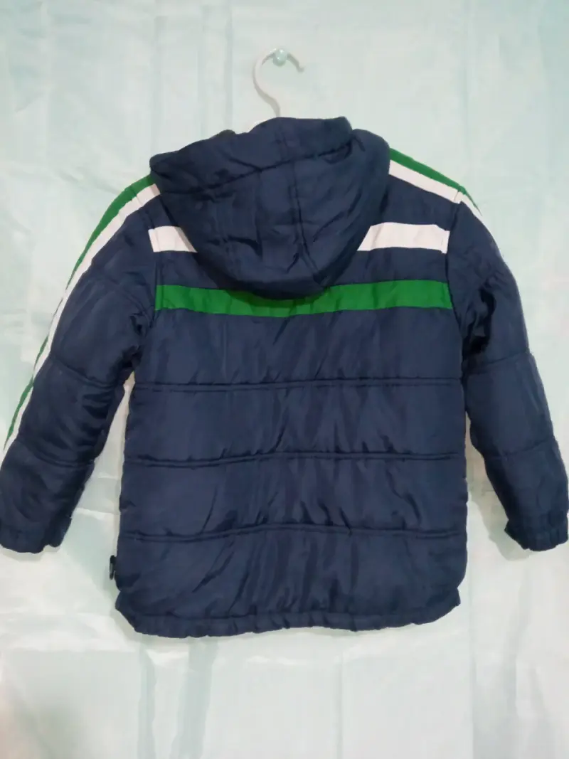 Chaqueta acolchada azul con capucha para niño - 3