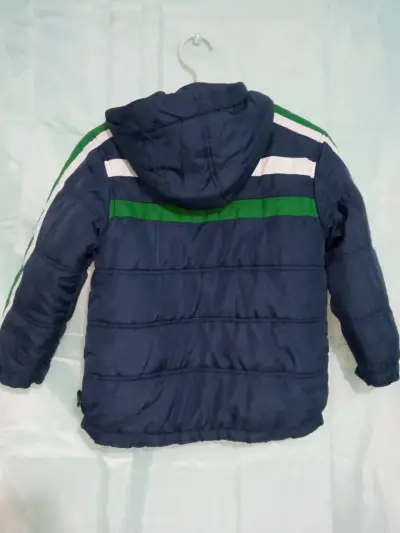 Chaqueta acolchada azul con capucha para niño - miniatura 3