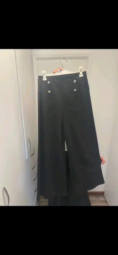 Pantalones anchos negros con botones decorativos - miniatura 1