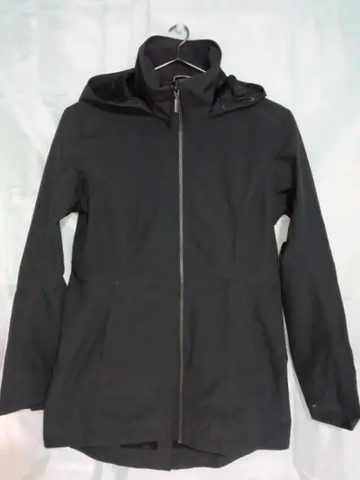 Chaqueta negra impermeable con capucha - miniatura 1