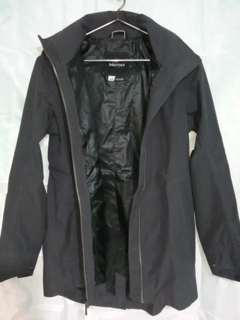 Chaqueta negra impermeable con capucha - 2
