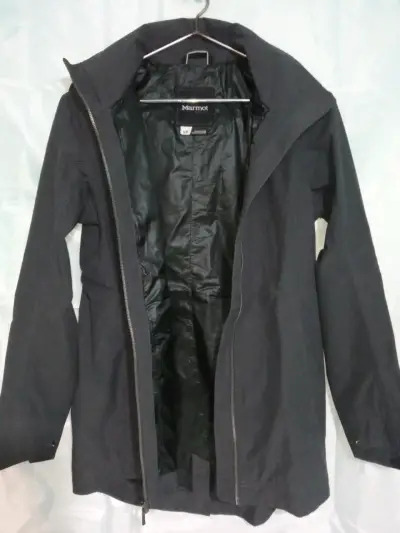 Chaqueta negra impermeable con capucha - miniatura 2