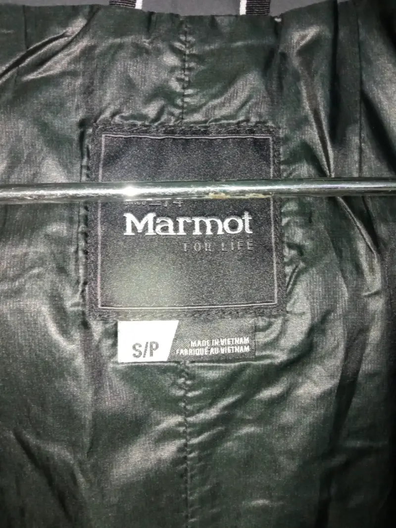 Chaqueta negra impermeable con capucha - 3
