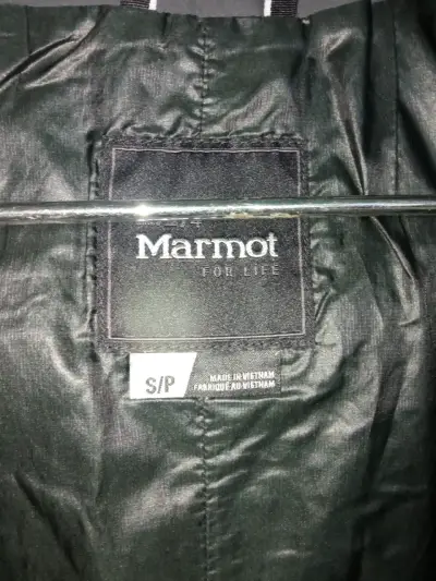 Chaqueta negra impermeable con capucha - miniatura 3