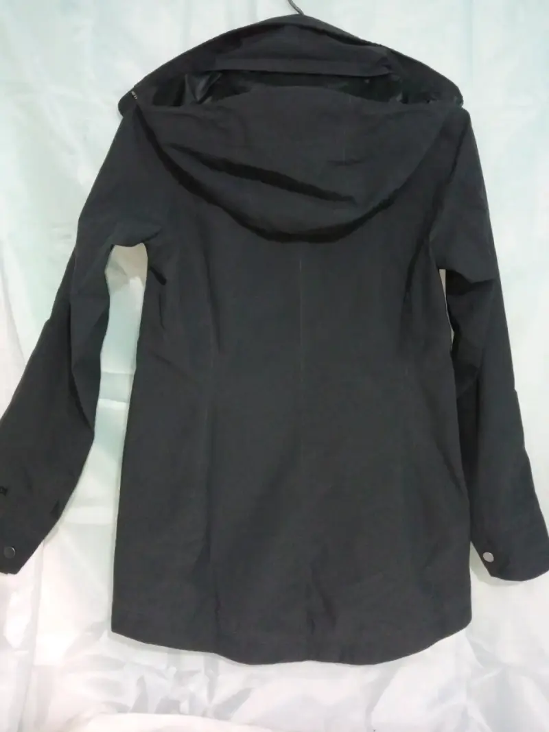 Chaqueta negra impermeable con capucha - 4