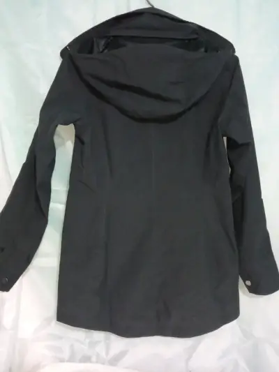 Chaqueta negra impermeable con capucha - miniatura 4