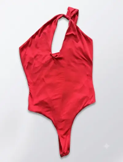 Body rojo de un solo hombro con diseño moderno - miniatura 1