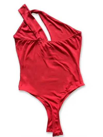 Body rojo de un solo hombro con diseño moderno - miniatura 2