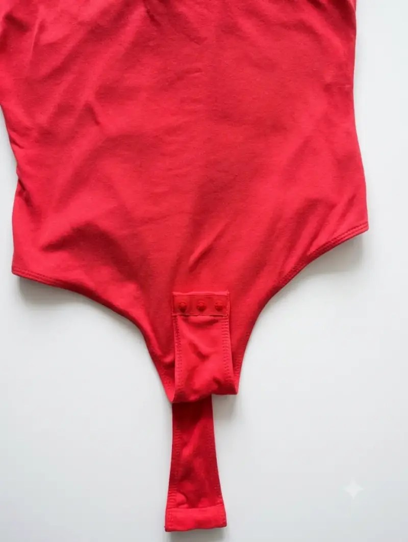 Body rojo de un solo hombro con diseño moderno - 3