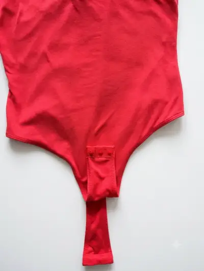 Body rojo de un solo hombro con diseño moderno - miniatura 3