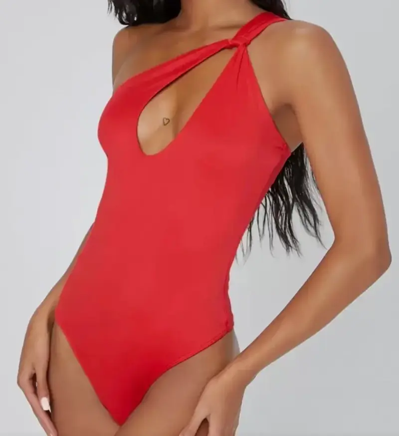 Body rojo de un solo hombro con diseño moderno - 4
