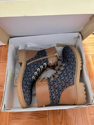 Botines de mujer con diseño MK y cierre lateral - miniatura 3