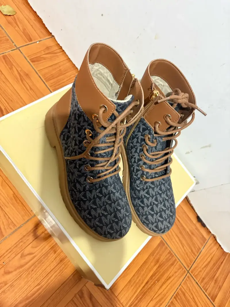 Botines de mujer con diseño MK y cierre lateral - 4