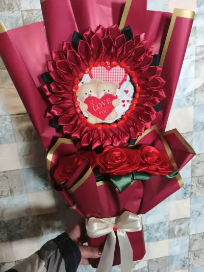 Ramo decorativo con flores artificiales y diseño romántico - miniatura 1