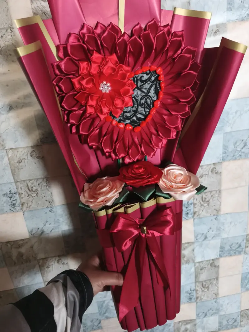 Ramo decorativo con flores artificiales y diseño romántico - 2