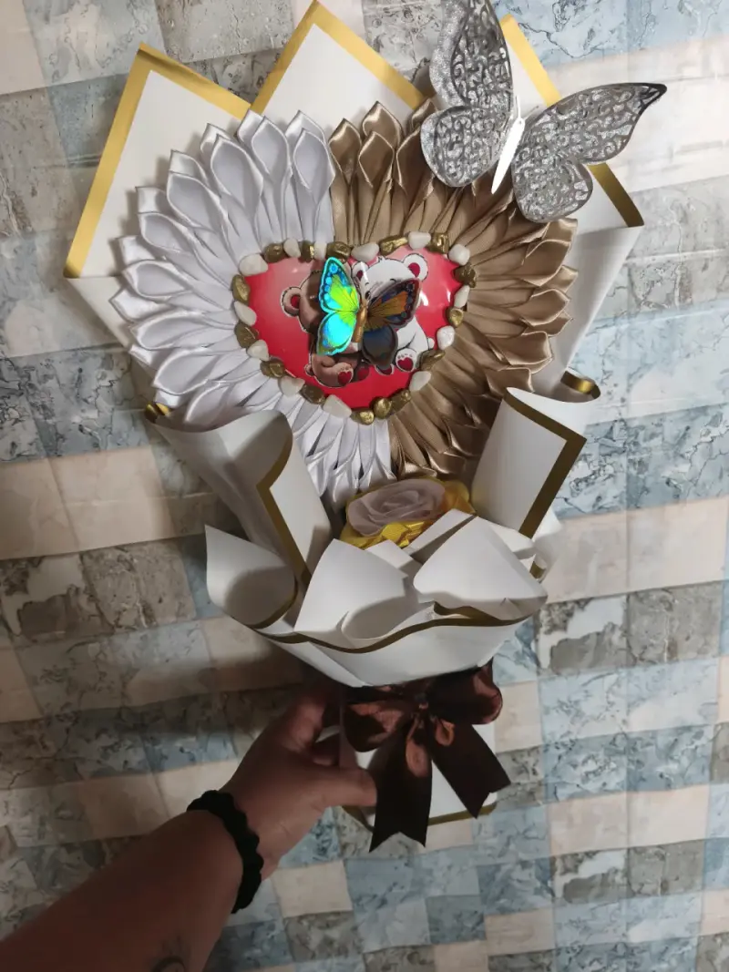 Ramo decorativo con flores artificiales y diseño romántico - 3