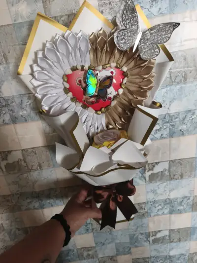 Ramo decorativo con flores artificiales y diseño romántico - miniatura 3