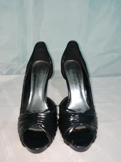 Zapatos de tacón alto negros elegantes - miniatura 2