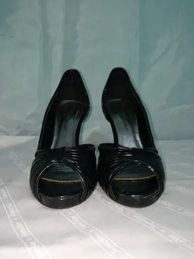Zapatos de tacón alto negros elegantes - miniatura 3