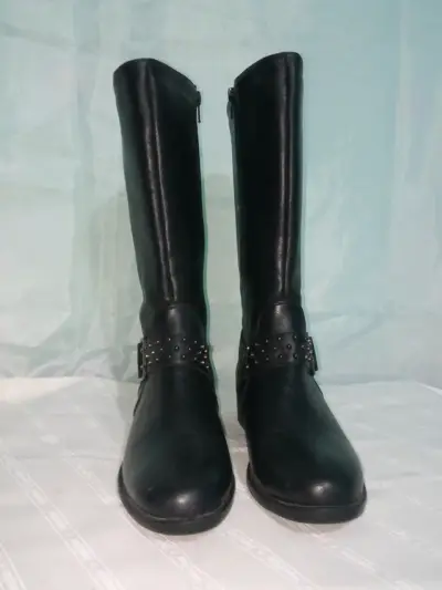 Botas negras de cuero con tachuelas - miniatura 1