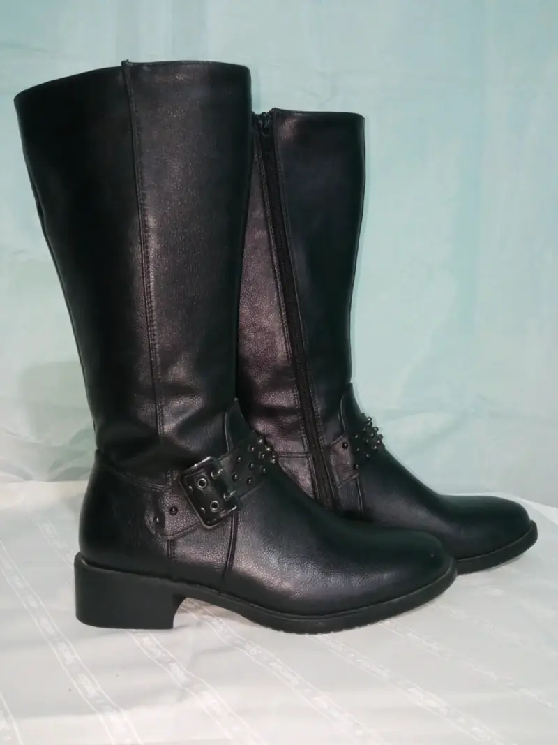 Botas negras de cuero con tachuelas - 2