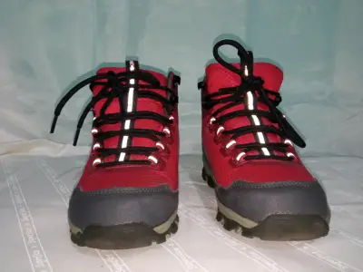 Botas de montaña rojas para trekking. Talla 30. - miniatura 1